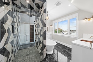 Bathroom - Spacious & Serene 5BR Ottawa Retreat with Parking (Ottawa)