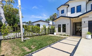 Exterior - Addison Atrium By Alora Reserve (Los Angeles)
