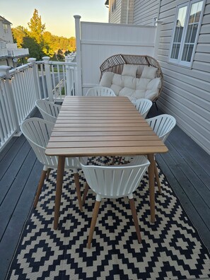 Outdoor dining - Beautiful 3-bedroom townhome in tranquil Severn with AC comfort by BWI Airport (Severn)