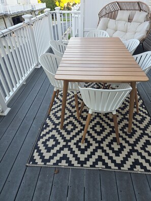 Outdoor dining - Beautiful 3-bedroom townhome in tranquil Severn with AC comfort by BWI Airport (Severn)
