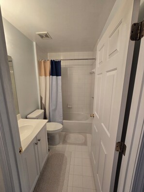 Bathroom - Beautiful 3-bedroom townhome in tranquil Severn with AC comfort by BWI Airport (Severn)