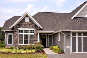 Exterior - Huge Luxury 2-bedroom Villa at The Regal Vistas at Massanutten Virginia (Massanutten)