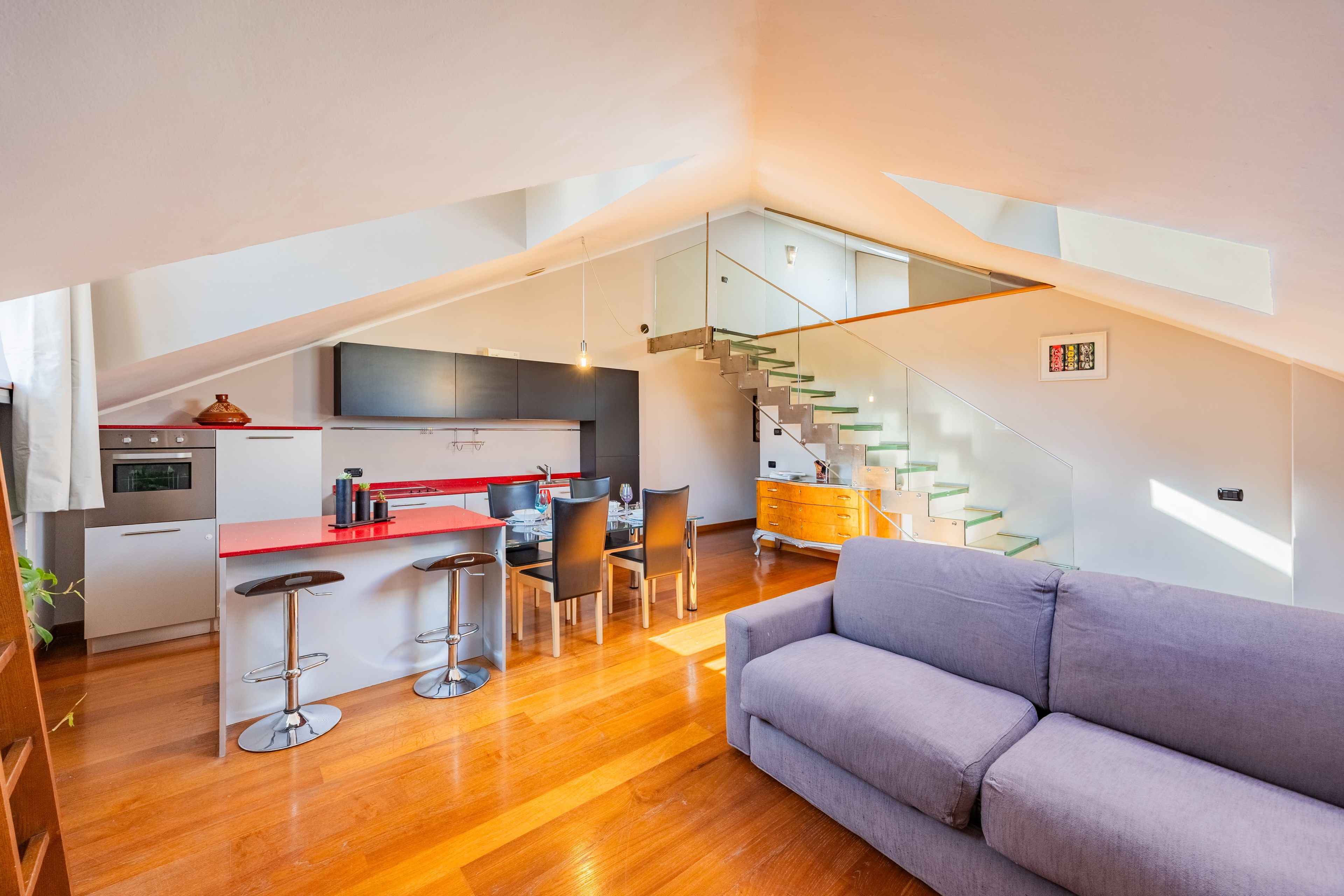 Een modern interieur met een keuken, een eethoek en een trap.