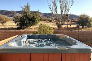 Un bain à remous avec vue sur un paysage montagneux.
