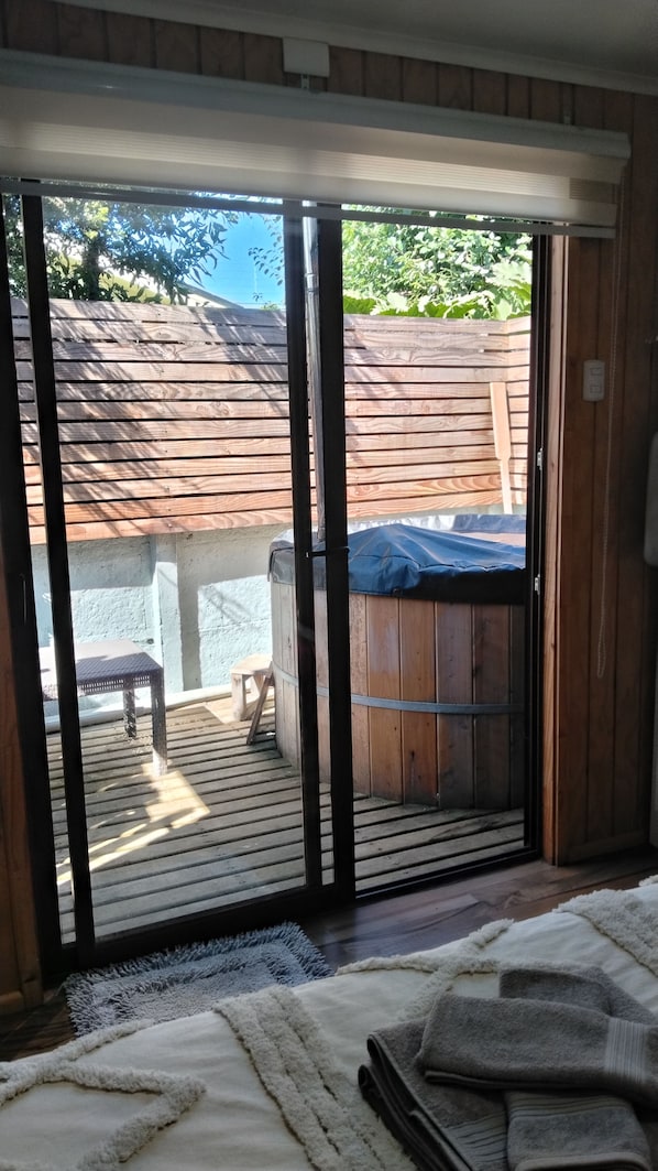Une pièce dotée d’une porte-fenêtre coulissante donnant sur un patio extérieur.