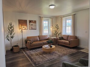 Living area - The Brick House /12 min drive to Hershey Park/ (Palmyra)