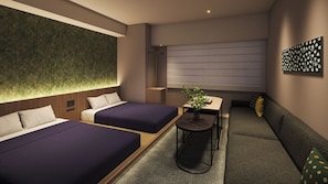 Een hotelkamer met twee bedden, een bank, een kleintje tafel met een plant en een groot raam.