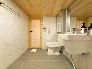 Bathroom - Golmok Stay - Korean Traditional accommodation 5 MIN from Nampo, night market (Busan)