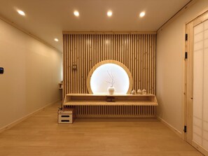 Spa - Golmok Stay - Korean Traditional accommodation 5 MIN from Nampo, night market (Busan)
