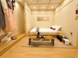 Room - Golmok Stay - Korean Traditional accommodation 5 MIN from Nampo, night market (Busan)
