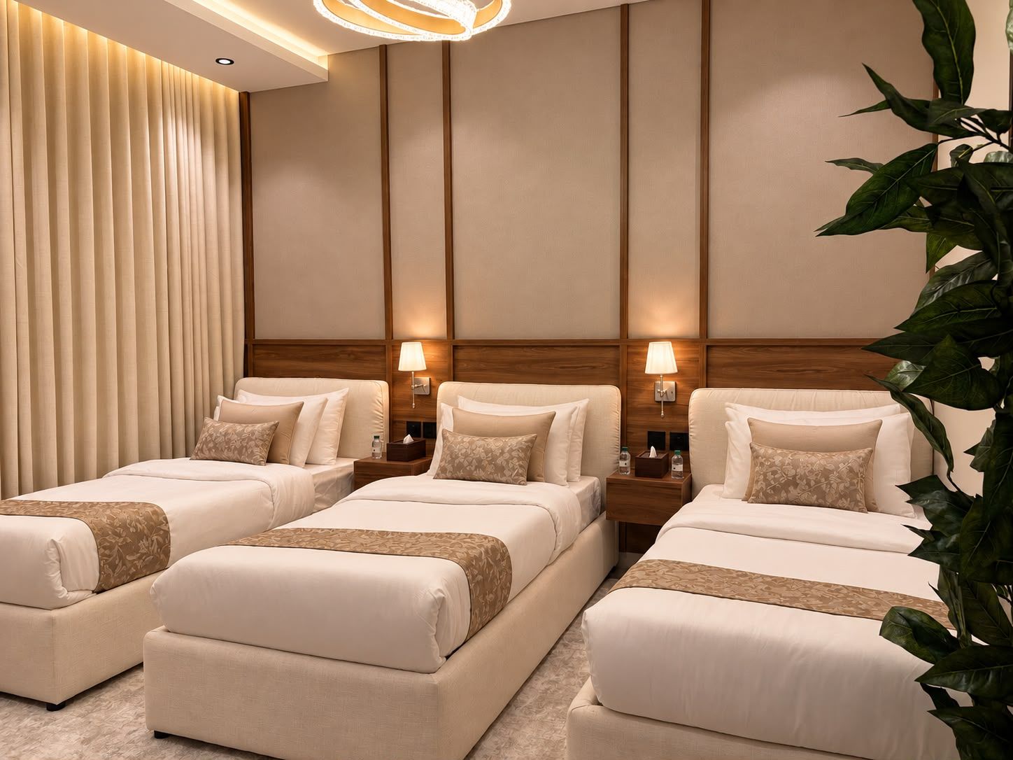 Habitación de hotel con dos camas, un ventanal con cortinas, una planta y una lámpara de pared.