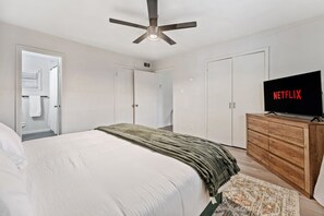 Room - Cozy Montrose Retreat, King Bed + Parking (Houston)