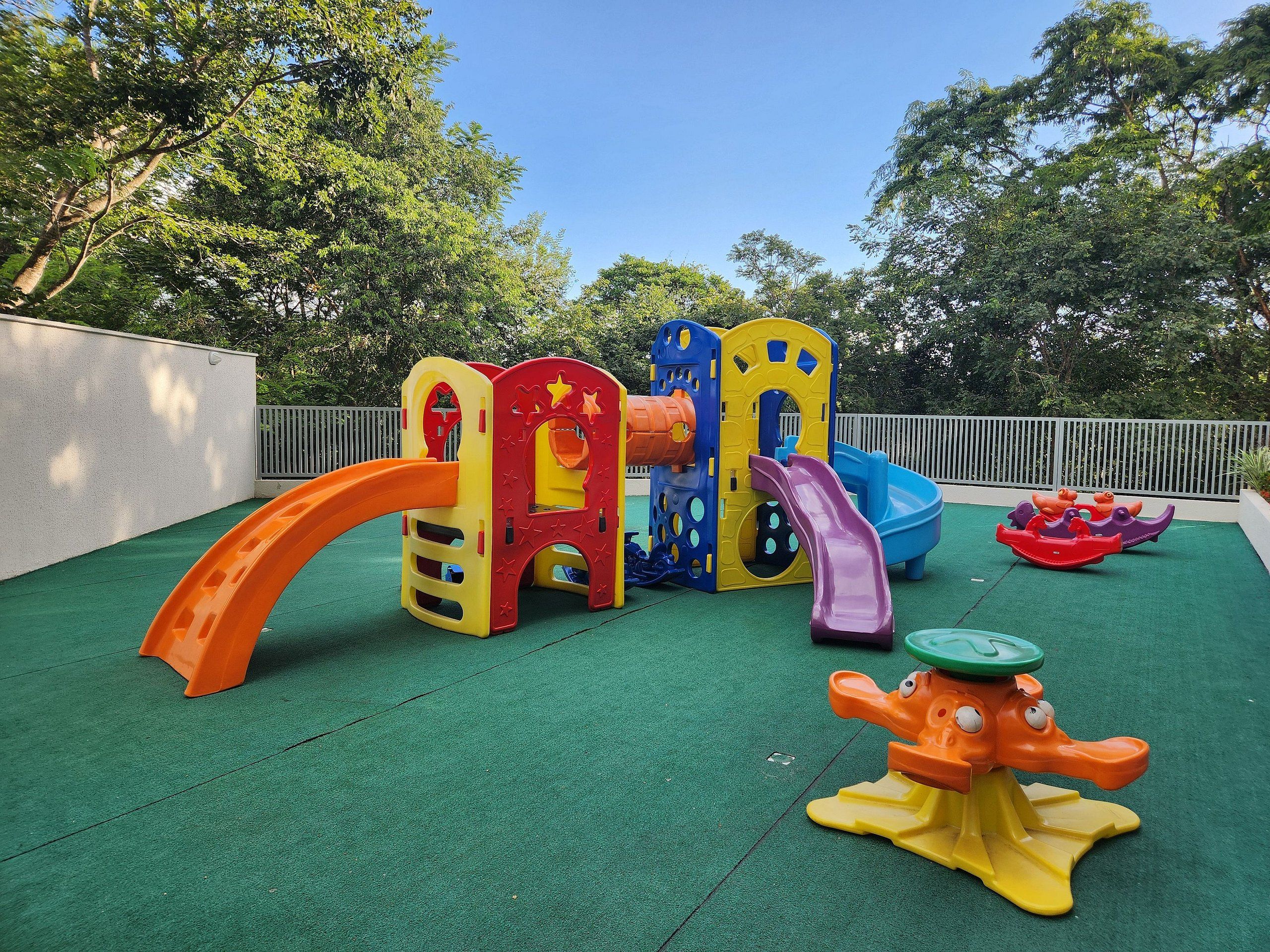 Un parque infantil con toboganes y estructuras para escalar.