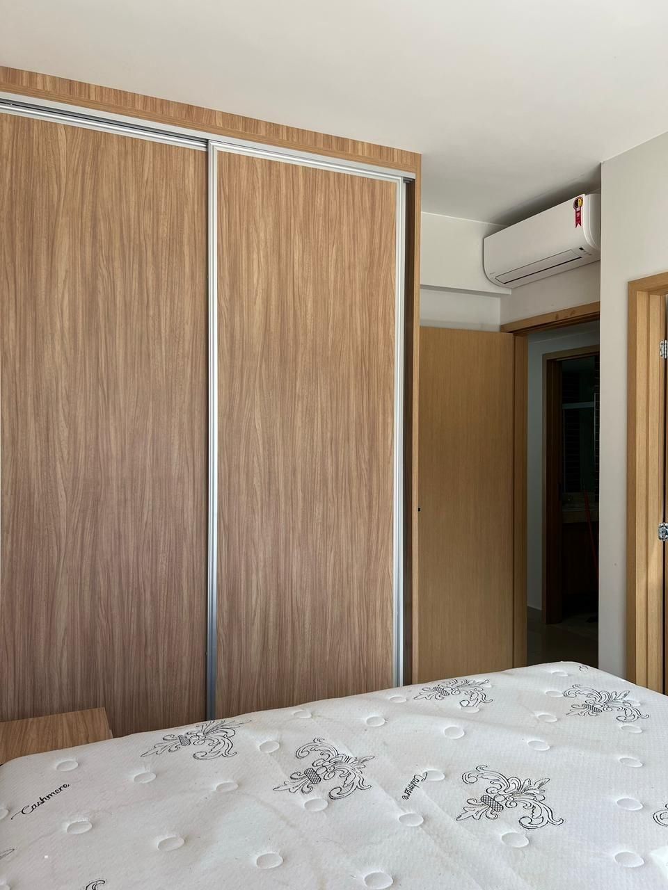 Ein Schlafzimmer mit einem Bett, einem Kleiderschrank und einer Klimaanlage.