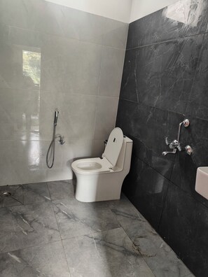 A bathroom with a toilet, a shower, and a sink. - Shantkunj (Uttarkashi)