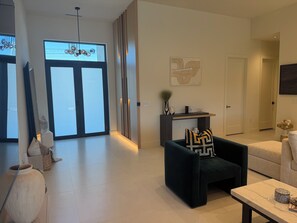 Ein modernes Wohnzimmer mit einer Couch, einem Couchtisch und einer Ziertischkonsole.