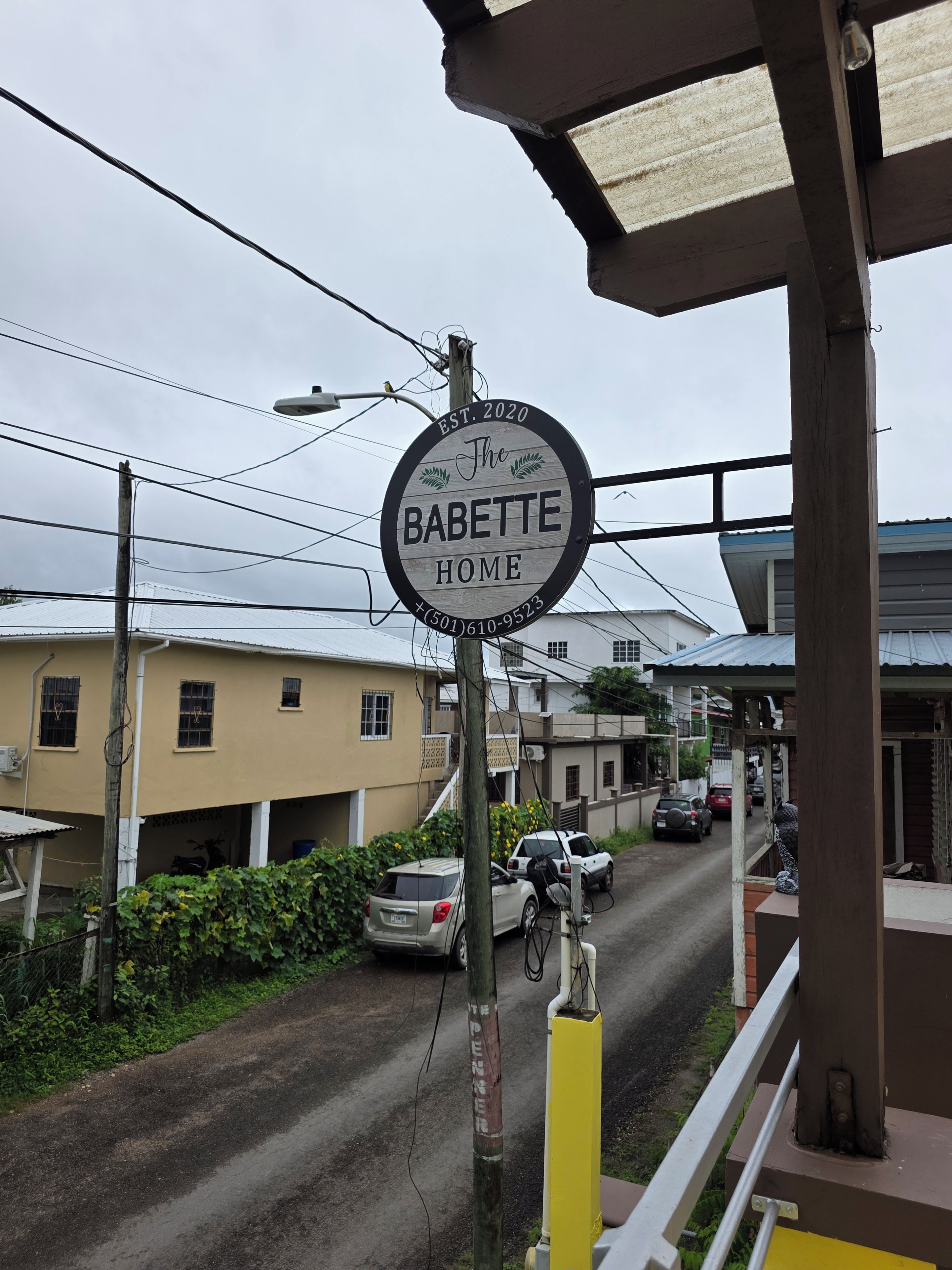 Schild für 'The Babette Home' mit einer Kontaktnummer.