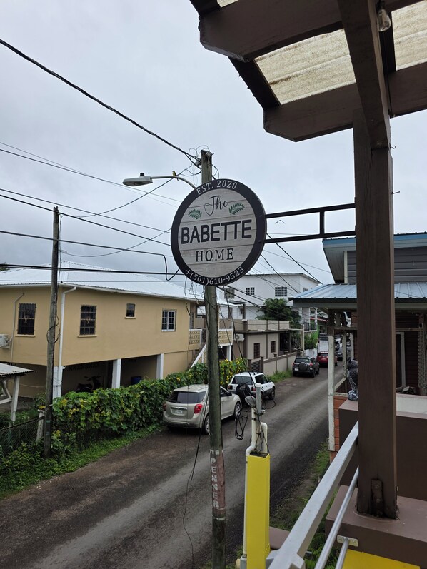 Une enseigne indiquant « The Babette Home » avec un numéro de téléphone.