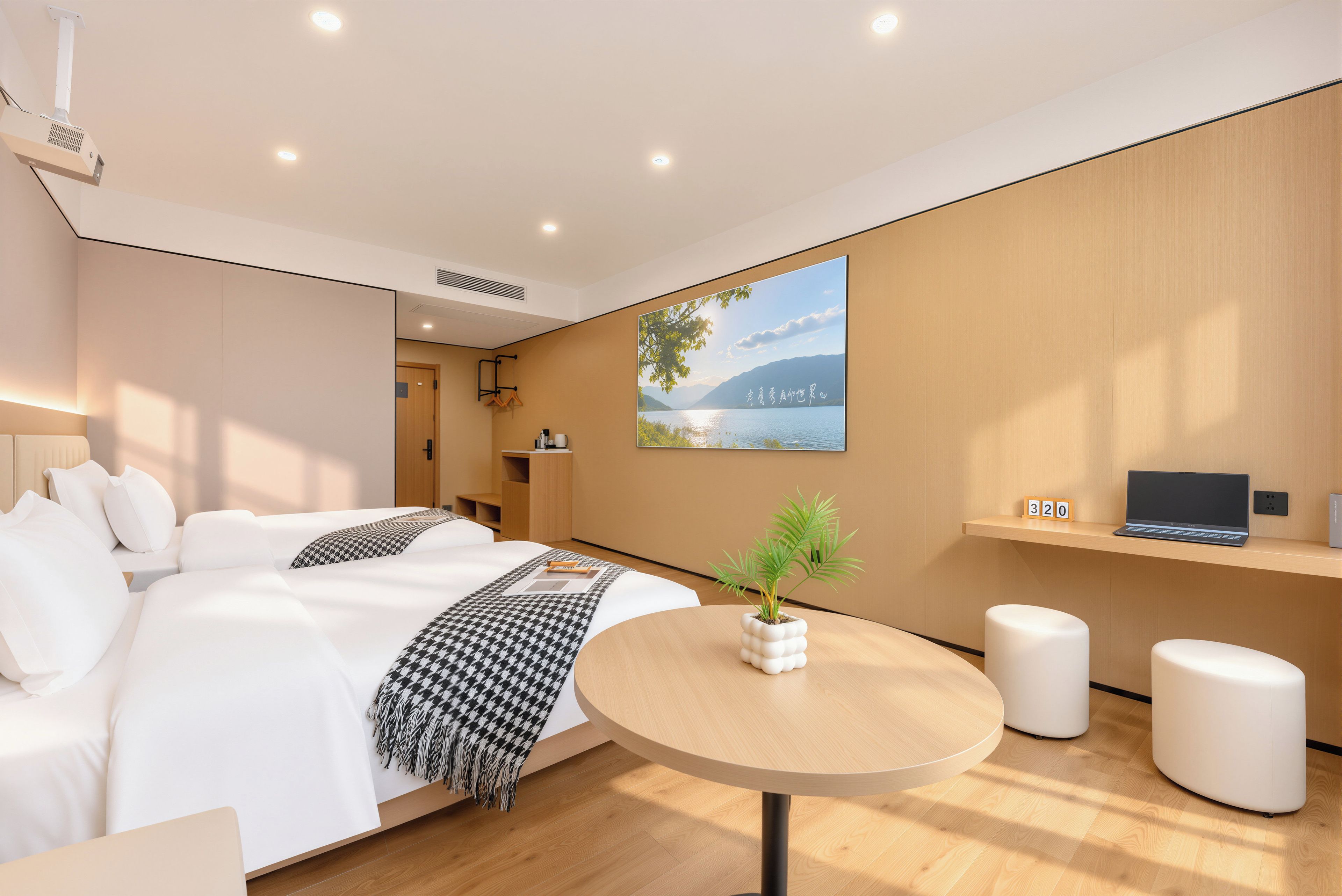 Una habitación de hotel moderna con cama, mesita de noche, una pequeña mesa redonda con una planta, una computadora portátil y un estante en la pared.