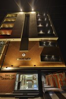 Un hotel de diseño moderno, con un llamativo letrero que dice 'Jewel Suite', una fachada con motivos y una entrada bien iluminada.