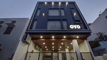 Un edificio moderno con un llamativo letrero 'OYO' en la fachada.