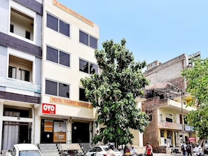 A multi-story building with a sign indicating it is a hotel tourist residency. - Super Hotel O by OYO Tourist Residency (Jaipur)