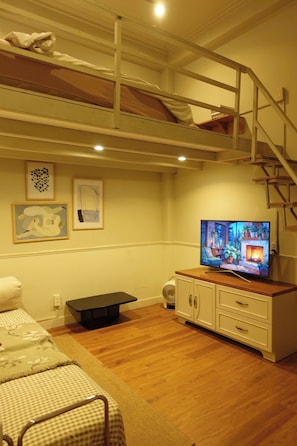 A room with a bunk bed, a television, a desk, and a chair. - Haystay Sai Gon Nguyen Van Thu - D1 (Tan Dinh)