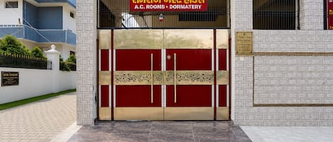A building entrance with a sign for A.C. ROOMS DORMATERY.