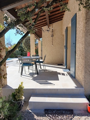Outdoor dining - New Listing (ST DIDIER)