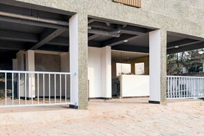 A building with a covered outdoor area, columns, and a white railing. - Hotel O Sayhallo Citadel (Bhubaneswar)