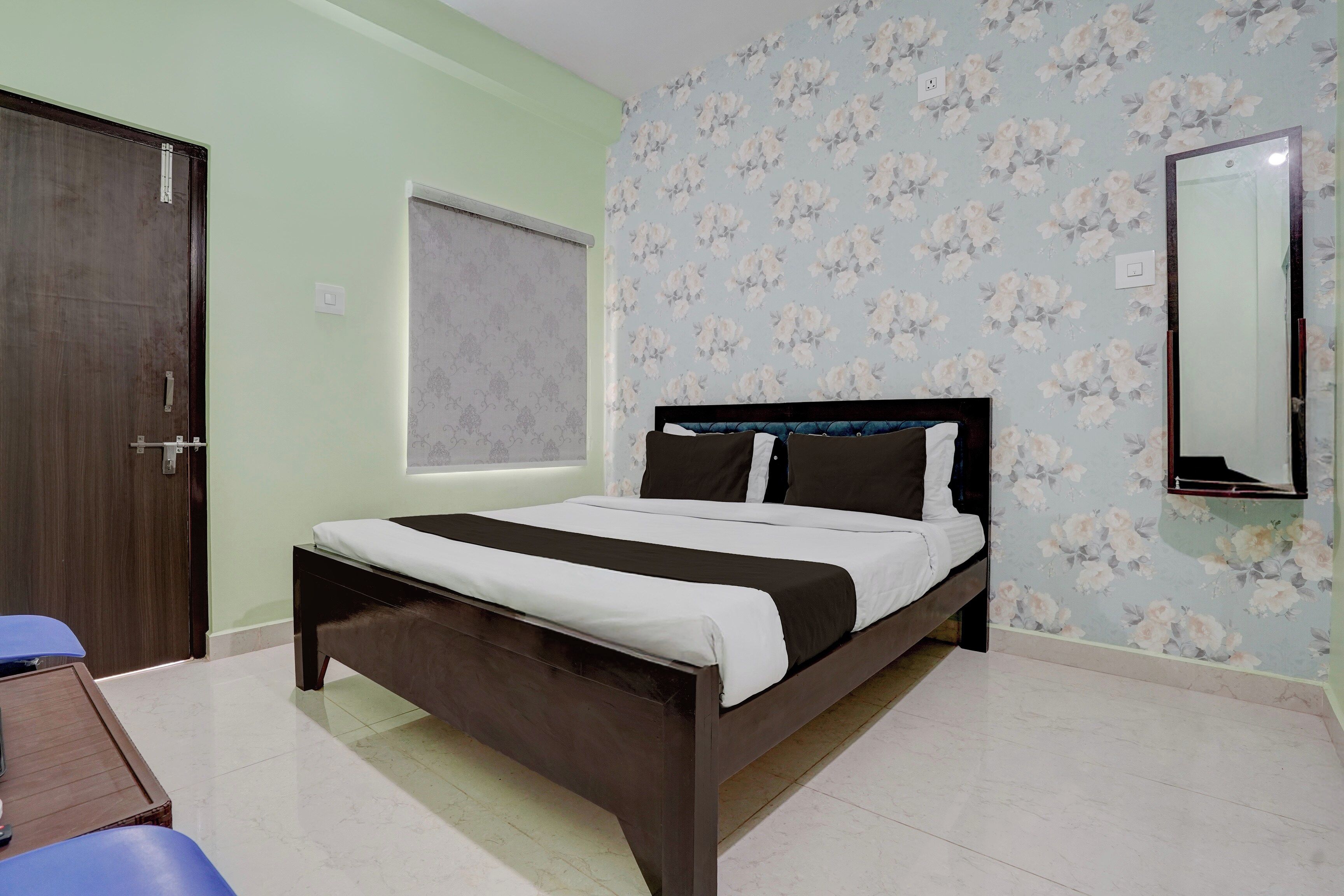 Un dormitorio con una cama, un escritorio y un armario.
