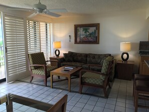 Living area - On the beach sleeps 6 with 2 bedrooms 4 star quality resort sunsets & amenities (Kihei)