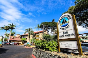 Señal de Maui Schooner Resort, indicando su ubicación en 980 South Kihei Rd.