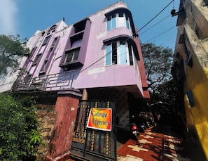 Un edificio de varios pisos con un letrero que indica 'Kalinga Regency'.