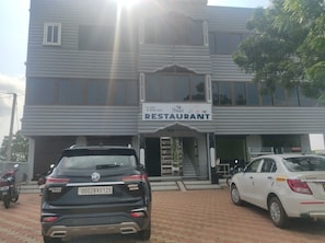 Ein zweistöckiges Gebäude mit einem Schild, das auf ein Restaurant hinweist.