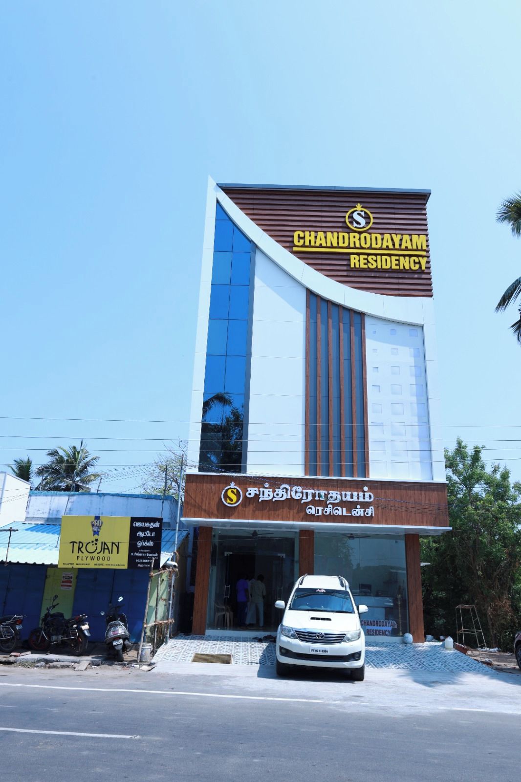 Un edificio con un letrero que indica Chandradasam Residency.