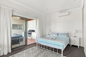Room - The Ultimate Oceanfront Entertainer (Geographe)