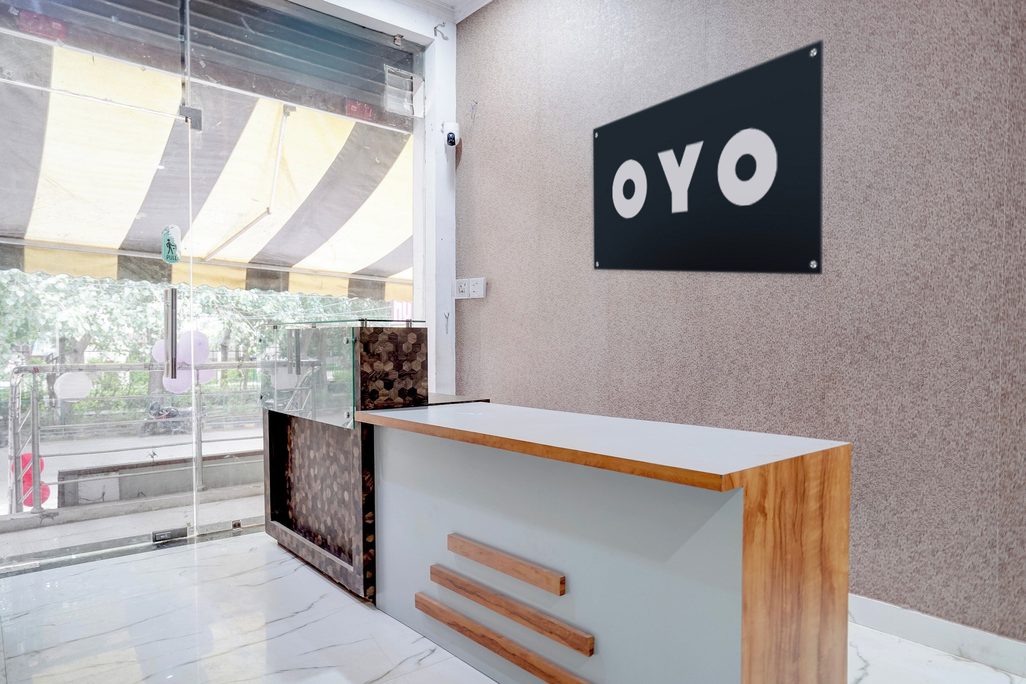 Uma receção com uma placa na parede com o nome 'OYO'.