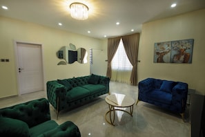 Living area - Luxury 2BR Haven in the heart of Cantonments Accra (Accra)