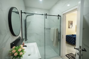 Bathroom - Luxury 2BR Haven in the heart of Cantonments Accra (Accra)