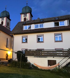 Ein Gebäude mit einem Glockenturm, einer Rampe und einer Hängematte.
