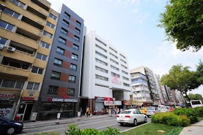 Un immeuble à plusieurs étages dont le rez-de-chaussée abrite des commerces, notamment le restaurant Grand Hiroshima.