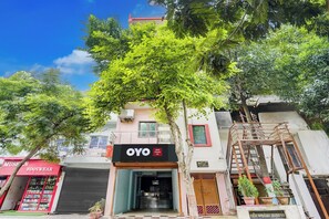 Un hotel con un cartel que indica 'OYO Hotel Dreamy Inn' y una entrada visible.