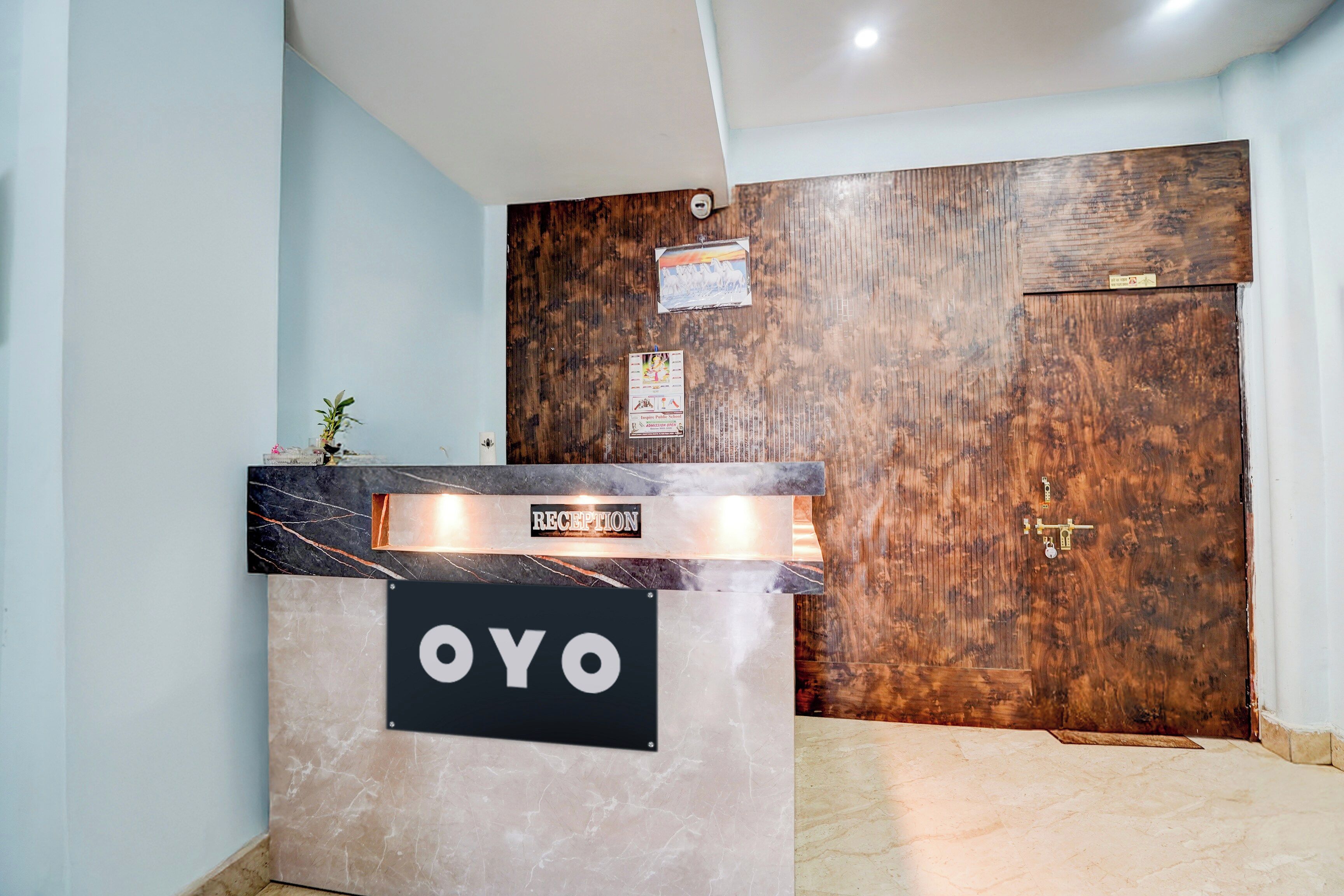 Una recepción con encimera de mármol y un letrero que dice 'OYO'.