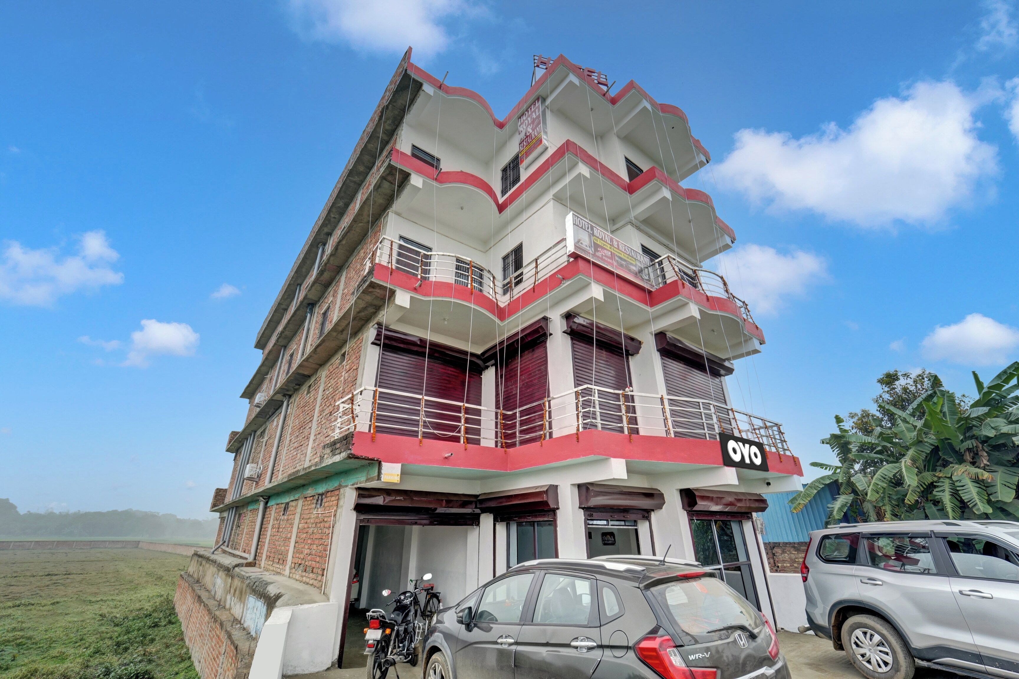 Un edificio de varios pisos con un letrero que indica que es un hotel y restaurante.