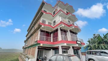Un edificio de varios pisos con un letrero que indica que es un hotel y restaurante.