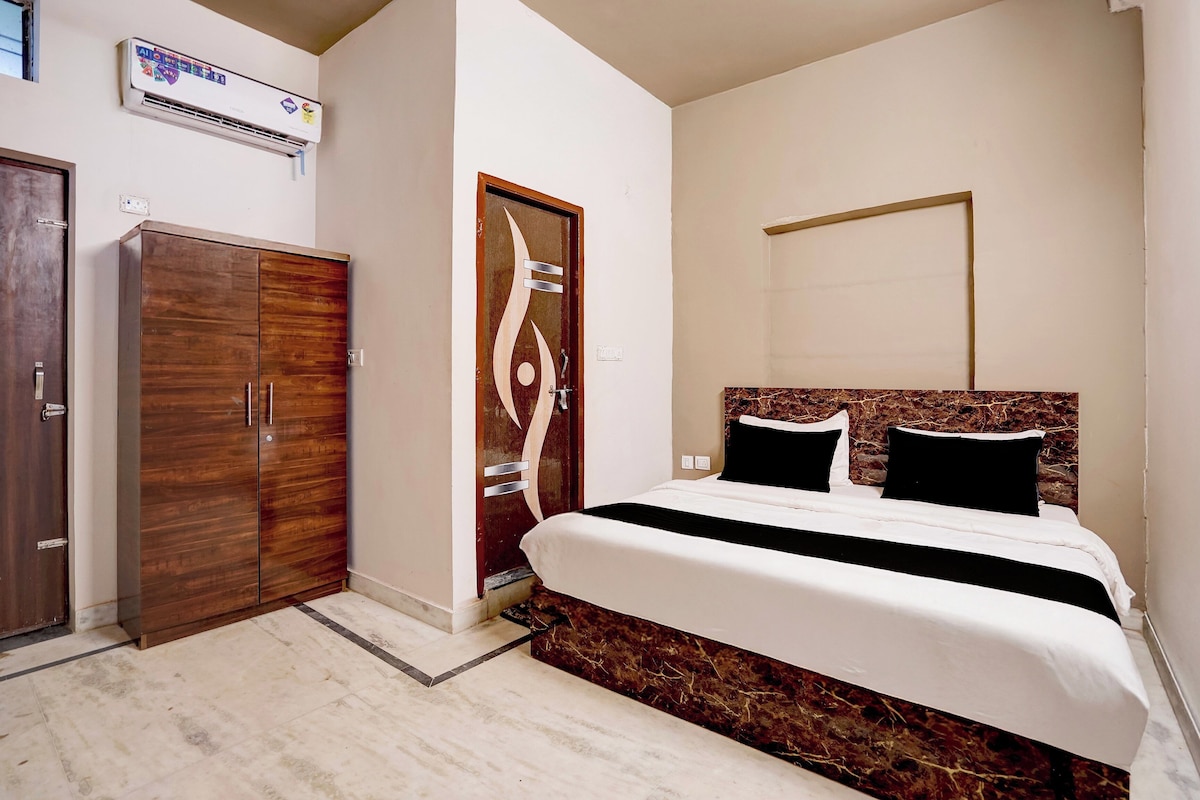 Un dormitorio con cama, armario y aire acondicionado.