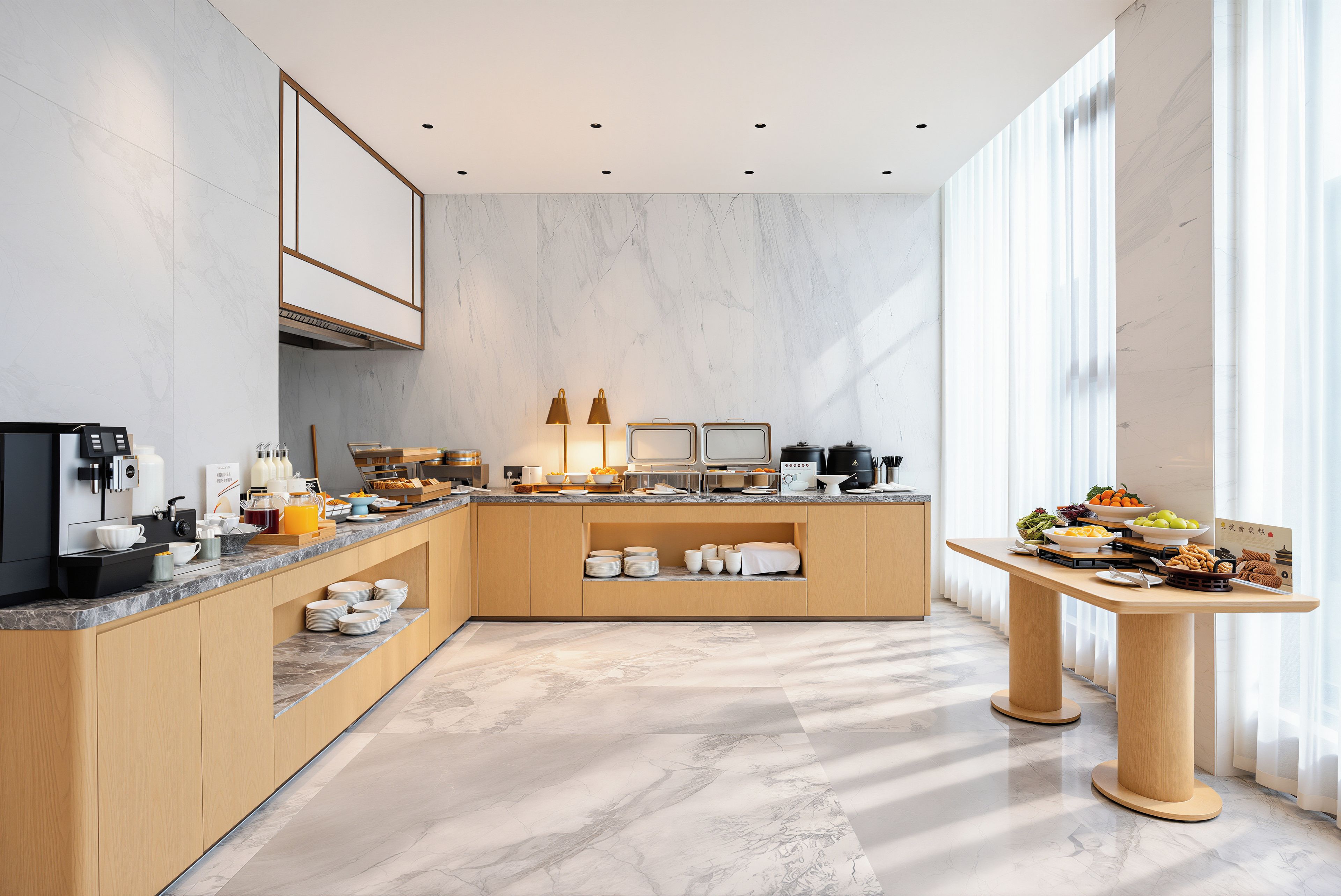 Een moderne keuken met marmeren aanrechtbladen, een centraal eiland en een eethoek met een tafel.