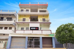 A multi-story hotel with a sign reading 'OYO Hotel Mahadev Palace'. - Hotel O Mahadev Palace (Patna)