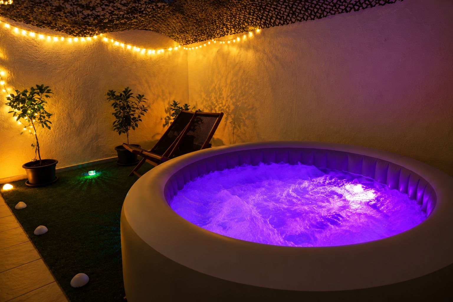 Een bubbelbad met paars licht, omgeven door potplanten en een stoel, met lichtslingers op de achtergrond.